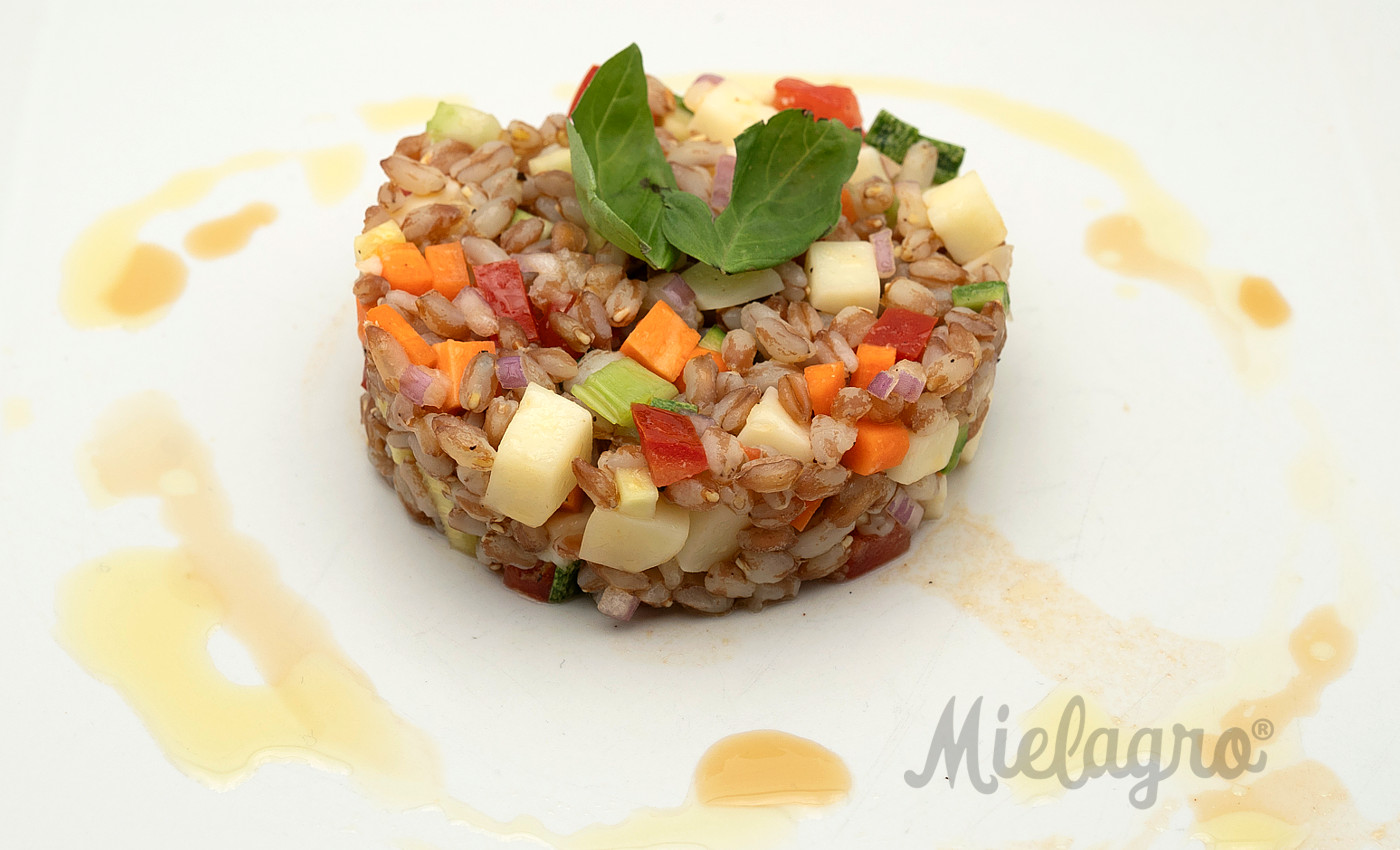 Ricetta: Insalata di Farro e Mielagro gusto classico - Chef Marco Nebbiai in collaborazione con la Cucina del Ristorante Hosteria del Borgo di Bientina | Mielagro®