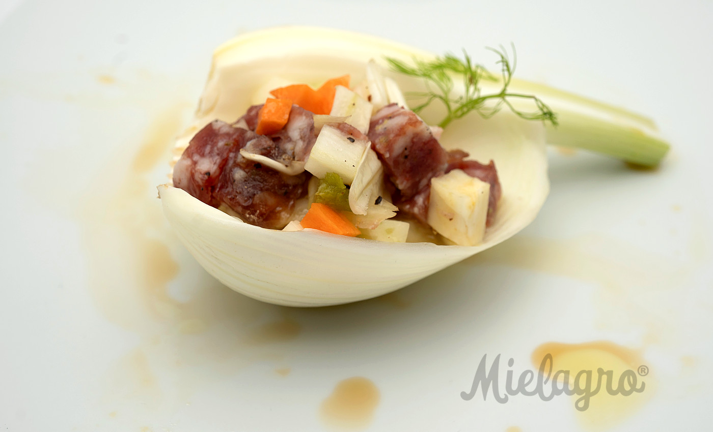 Ricetta: Insalata di Finocchiona Toscana e Mielagro gusto classico - Chef Marco Nebbiai in collaborazione con la Cucina del Ristorante Hosteria del Borgo di Bientina | Mielagro®