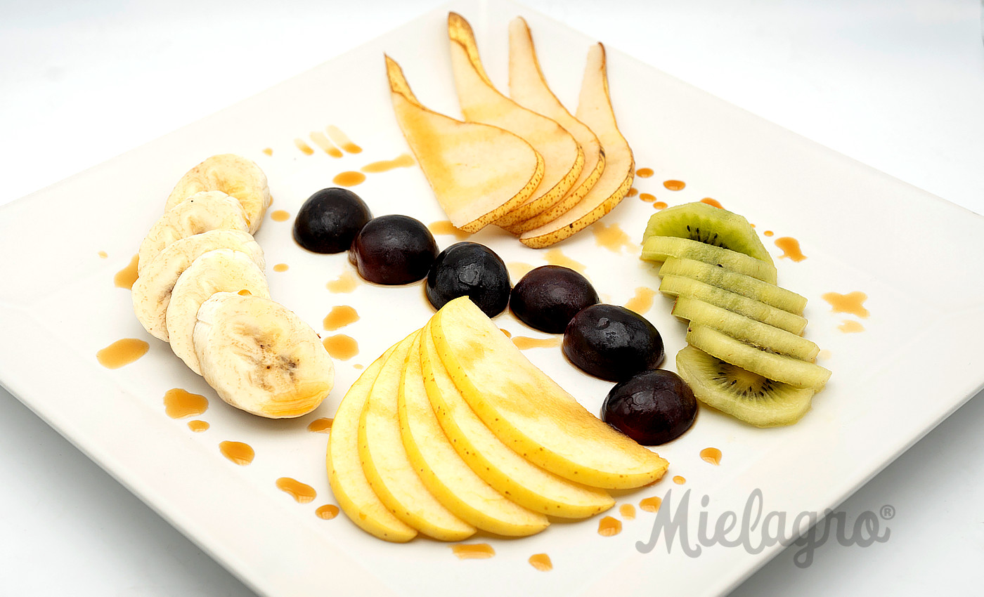 Ricetta: Macedonia di Frutta Fresca - Banana Pera Mela Kiwi Uva e Glassa di Mielagro - Chef Marco Nebbiai in collaborazione con la Cucina del Ristorante Hosteria del Borgo | Mielagro®