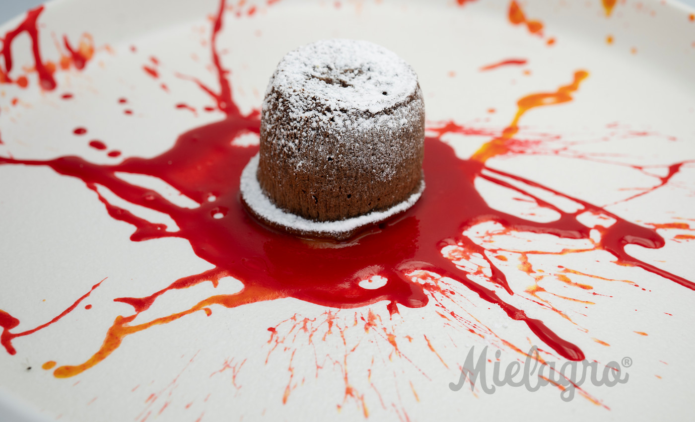 Ricetta: Souffle dal cuore morbido al Cioccolato fondente, salsa di cioccolato bianco e lampone e Mielagro al Peperoncino - Chef Lorenzo De Vivo Martini - Ristorante Principino Viareggio | Mielagro®