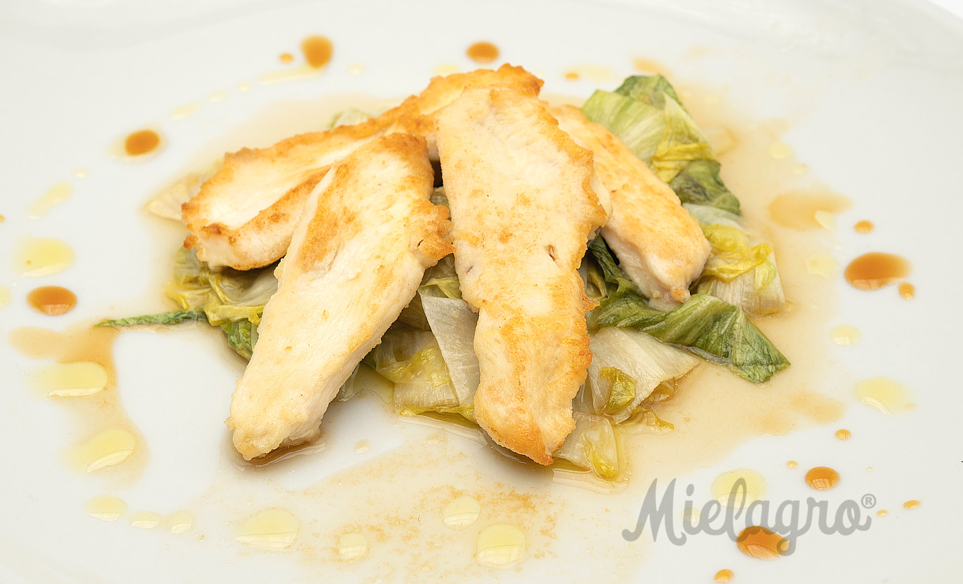 Ricetta: Straccetti di petto di pollo saltati con scarola e Mielagro - Chef Marco Nebbiai in collaborazione con la Cucina del Ristorante Hosteria del Borgo | Mielagro®